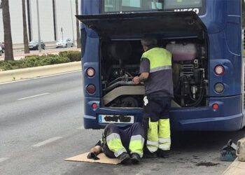 Operarios tratando de arreglar uno de los buses en plena calle / FOTO: PSOE