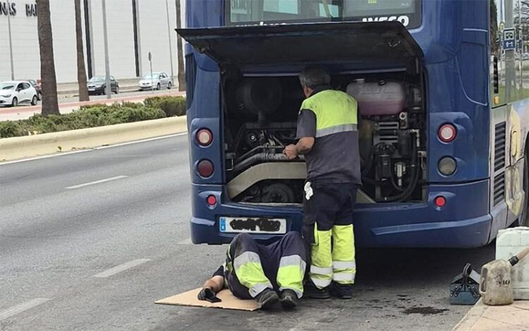 Operarios tratando de arreglar uno de los buses en plena calle / FOTO: PSOE