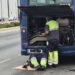 Operarios tratando de arreglar uno de los buses en plena calle / FOTO: PSOE