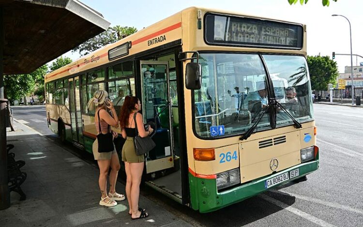 Uno de los autobuses más antiguos de la flota / FOTO: Eulogio García