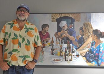 El autor junto a uno de sus cuadros / FOTO: Eulogio García