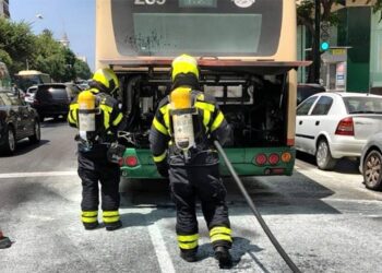 Bomberos sofocando el incendio en el motor de uno de los autobuses / FOTO: CBPC