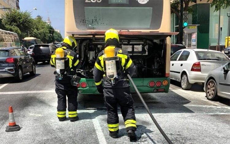 Bomberos sofocando el incendio en el motor de uno de los autobuses / FOTO: CBPC
