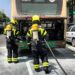 Bomberos sofocando el incendio en el motor de uno de los autobuses / FOTO: CBPC