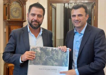 El delegado de la Zona Franca entregaba en julio de 2024 el PRI al alcalde / FOTO: Zona Franca