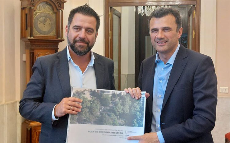 El delegado de la Zona Franca entregaba en julio de 2024 el PRI al alcalde / FOTO: Zona Franca
