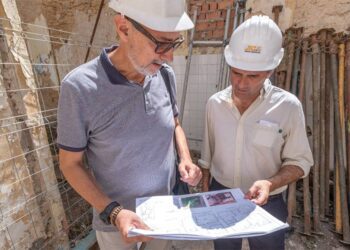 El alcalde repasa planos con un representante de la constructora / FOTO: Ayto.