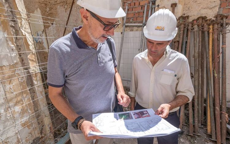 El alcalde repasa planos con un representante de la constructora / FOTO: Ayto.