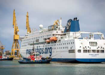 El Global Mercy en los diques de Navantia / FOTO: Eulogio García