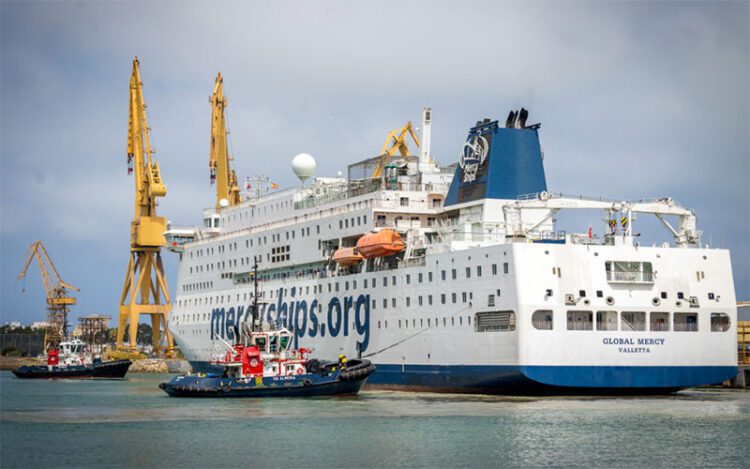 El Global Mercy en los diques de Navantia / FOTO: Eulogio García