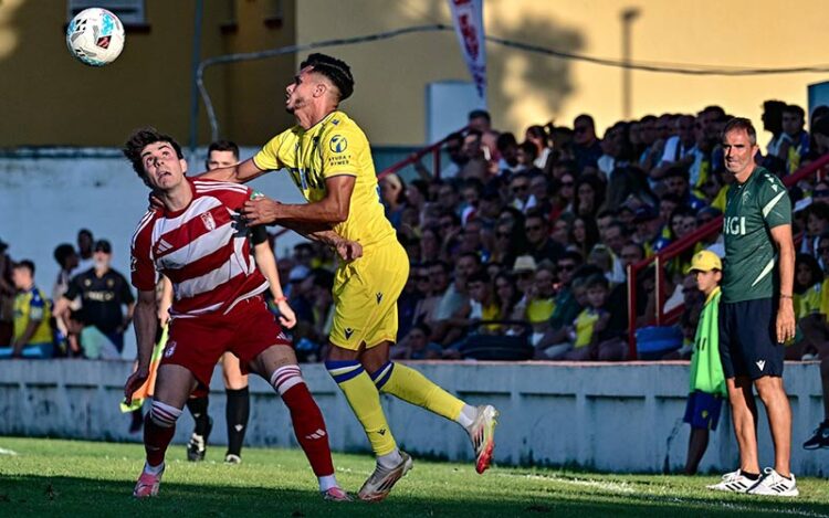 Garitano atento en uno de los amistosos de este verano / FOTO: Eulogio García