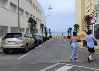 El tramo de calle cerrado al tráfico todavía / FOTO: Eulogio García