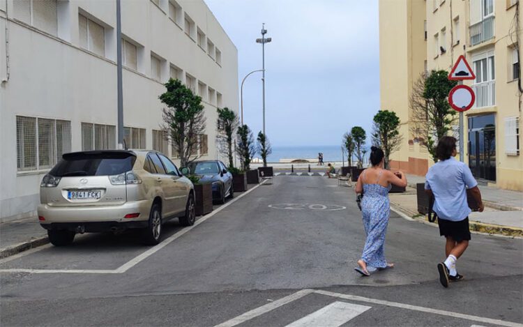 El tramo de calle cerrado al tráfico todavía / FOTO: Eulogio García