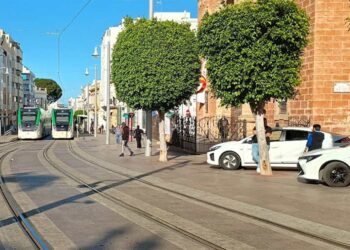 Tranvías y taxis en la plaza de la Iglesia / FOTO: DBC
