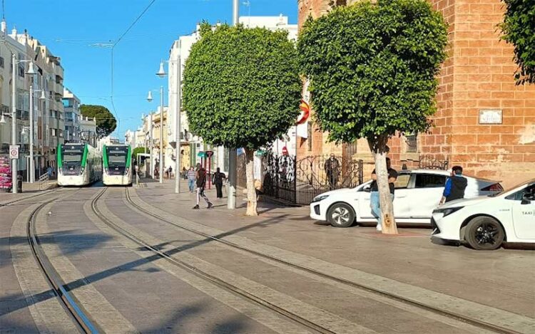 Tranvías y taxis en la plaza de la Iglesia / FOTO: DBC
