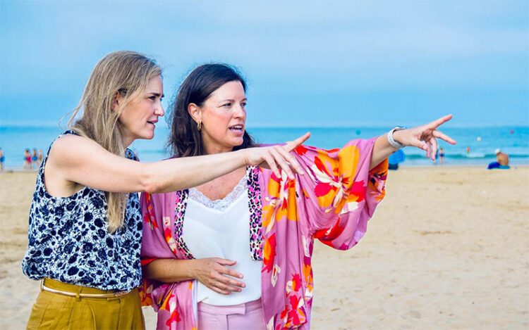 La alcaldesa isleña enseña la playa a la ministra / FOTO: Ayto.