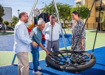Supervisando los nuevos juegos instalados en el parque / FOTO: Ayto.