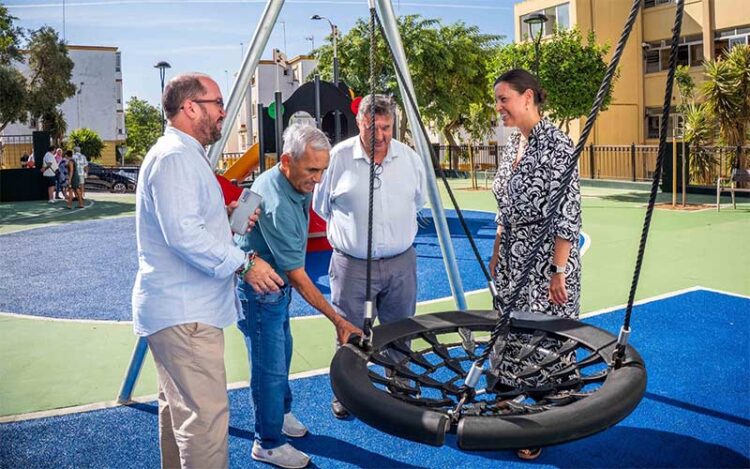 Supervisando los nuevos juegos instalados en el parque / FOTO: Ayto.