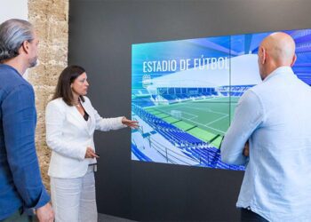 La alcaldesa muestra la maqueta virtual del Bahía Sur a Monchi y Ramos / FOTO: Ayto.