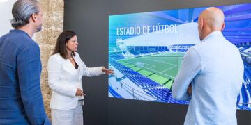 La alcaldesa muestra la maqueta virtual del Bahía Sur a Monchi y Ramos / FOTO: Ayto.