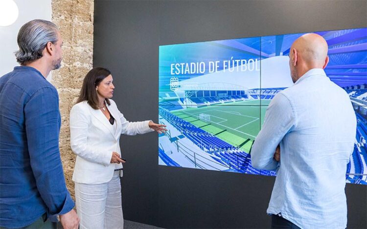 La alcaldesa muestra la maqueta virtual del Bahía Sur a Monchi y Ramos / FOTO: Ayto.