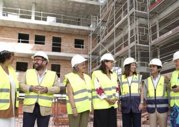 Posando con la promoción a medio construir / FOTO: Junta
