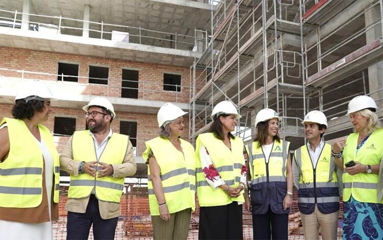 Posando con la promoción a medio construir / FOTO: Junta