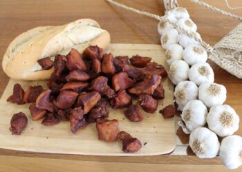 Los chicharrones no faltaron en la presentación de la fiesta / FOTO: Ayto.