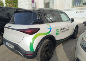 El nuevo coche aparcado frente al Ayuntamiento / FOTO: IU