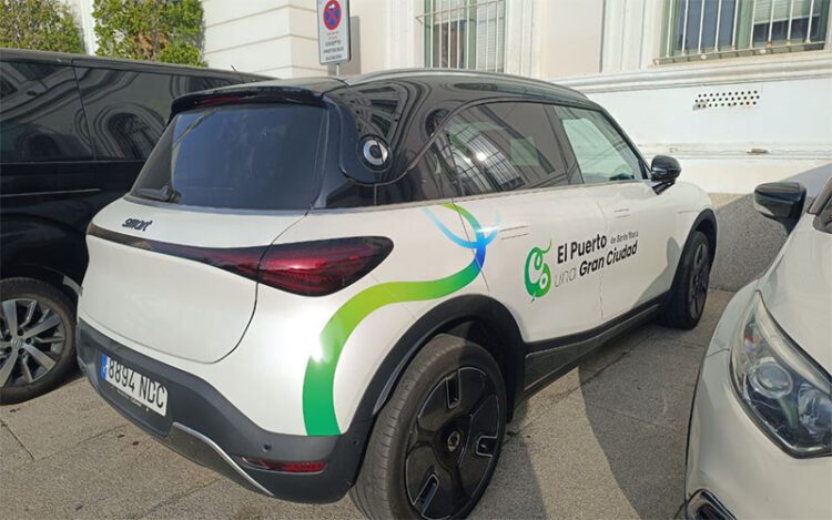 El nuevo coche aparcado frente al Ayuntamiento / FOTO: IU