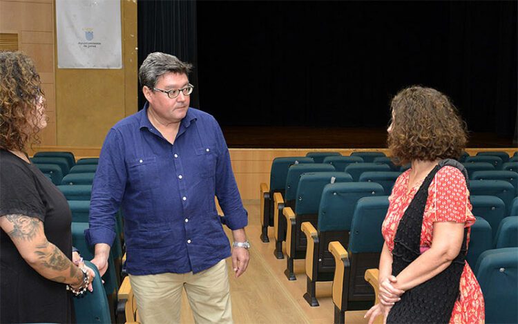 Una pasada visita de José Ángel Aparicio al Centro Social La Granja / FOTO: Ayto.