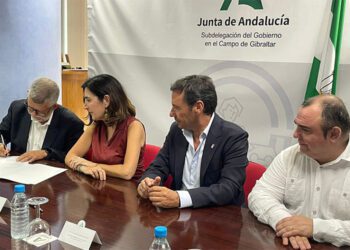 La consejera de Empleo y su delegado territorial, presidiendo la firma / FOTO: Junta