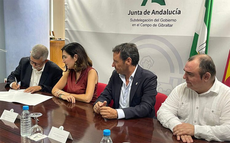 La consejera de Empleo y su delegado territorial, presidiendo la firma / FOTO: Junta