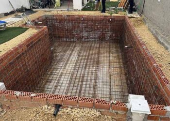 Piscina a medio construir en una parcela que ya había sido precintada / FOTO: Ayto.