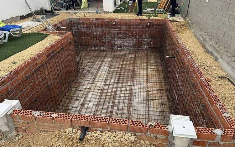 Piscina a medio construir en una parcela que ya había sido precintada / FOTO: Ayto.
