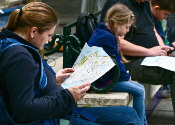 Crucerista estudiando un plano de la ciudad / FOTO: Eulogio García