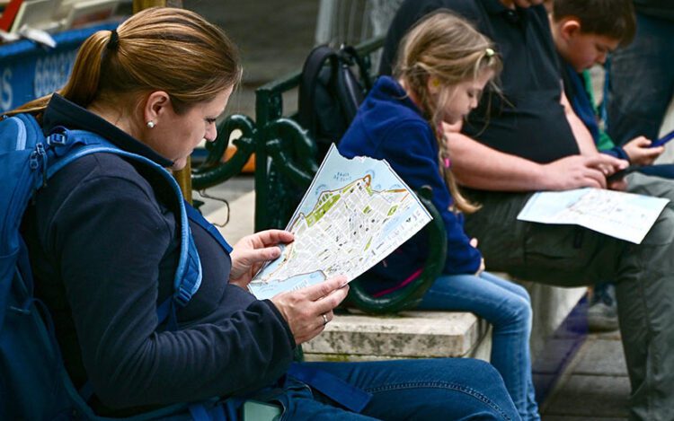 Crucerista estudiando un plano de la ciudad / FOTO: Eulogio García
