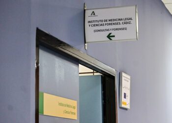 Entrada al IMLCF de la capital gaditana / FOTO: Eulogio García