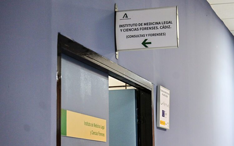 Entrada al IMLCF de la capital gaditana / FOTO: Eulogio García