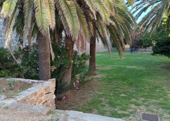 Espacio bajo las murallas en el que se ubicará el parque infantil / FOTO: DBC