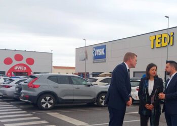 La parcela a la venta se encuentra en la esquina entre las dos naves ya levantadas (al fondo) / FOTO: Zona Franca