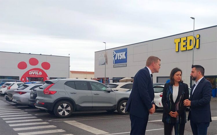 La parcela a la venta se encuentra en la esquina entre las dos naves ya levantadas (al fondo) / FOTO: Zona Franca