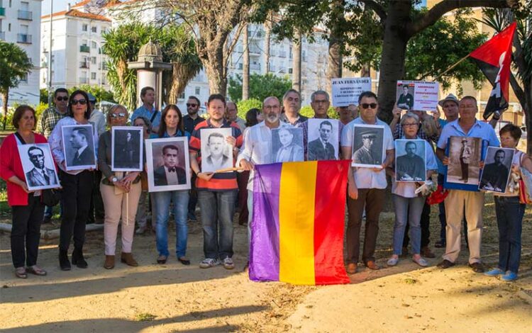 Una pasada acción del Grupo de Memorialistas de Jerez / FOTO: del propio colectivo