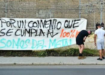 Pancarta colgada en la avenida de Astilleros durante la huelga del metal / FOTO: Eulogio García