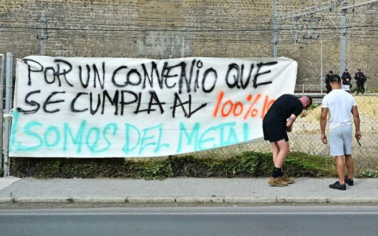 Pancarta colgada en la avenida de Astilleros durante la huelga del metal / FOTO: Eulogio García