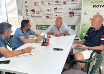 Reunión en la sede de IU roteño con representantes del comité / FOTO: IU