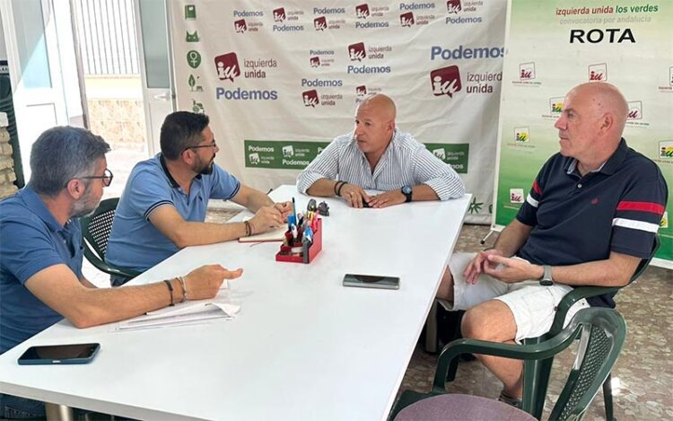 Reunión en la sede de IU roteño con representantes del comité / FOTO: IU