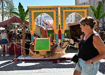 Primeras horas del mercadillo en la plaza de la Catedral / FOTO: Eulogio García