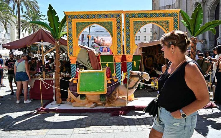 Primeras horas del mercadillo en la plaza de la Catedral / FOTO: Eulogio García