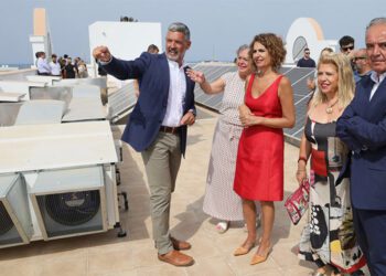 Montero y comitiva supervisan el renovado edificio municipal / FOTO: Ayto.